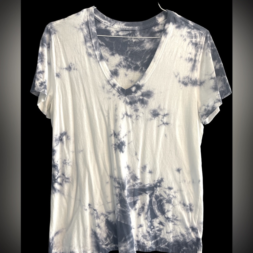 Blue and white tie-dye V-neck T-shirt